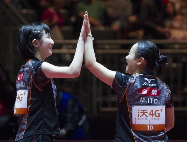 石川霞さん 日本の平野 Miu 女子ダブルスの3回戦で ドイツのデュッセルドルフで開催された2017世界卓球選手権大会で 6月1日2017に Shiwen ニンと劉氏との戦いを繰り広げます — ストック写真