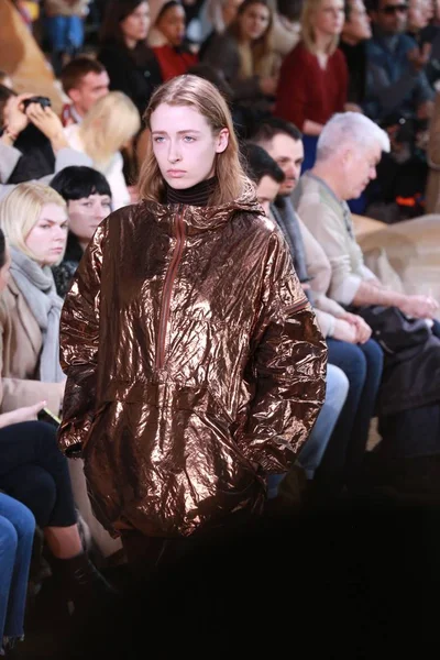 Una Modelo Muestra Una Nueva Creación Desfile Moda Lacoste Durante — Foto de Stock