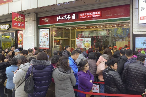 Müşteriler Kuyruk Kadar Çin Lunar Yeni Yıl Için Gıda Satın — Stok fotoğraf