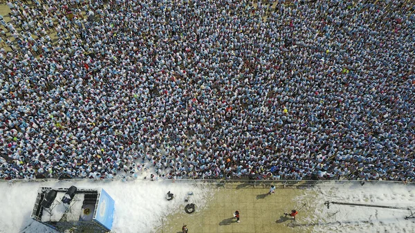 Vista Aérea Mais Dez Mil Participantes Divertindo Corrida Bolhas Realizada — Fotografia de Stock