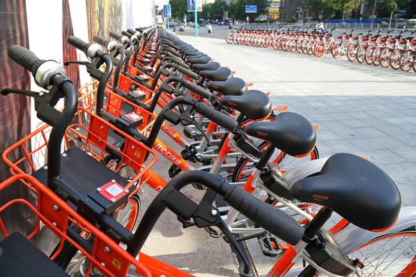 Fahrräder Des Chinesischen Fahrradverleihdienstes Mobike Stehen Auf Einer Straße Der — Stockfoto