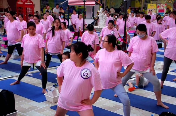 Schwangere Frauen Praktizieren Yoga Auf Einem Platz Der Stadt Wuhan — Stockfoto