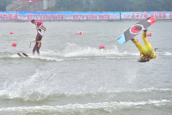 Stunt Performer Cinesi Eseguono Acrobazie Sul Lago Tiancheng Nella Città — Foto Stock