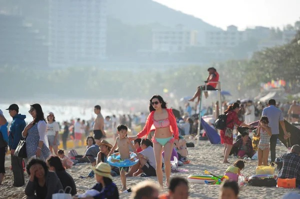 Turisták Tömeg Egy Tengerparti Üdülőhely Során Tavaszi Fesztivál Kínai Újév — Stock Fotó