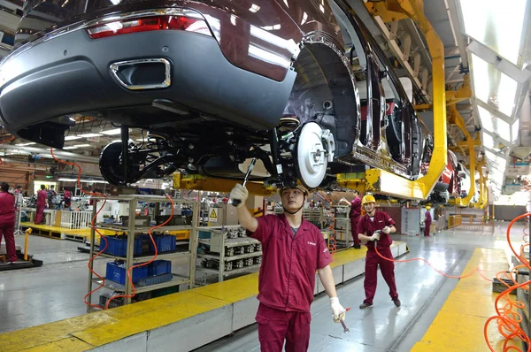 Trabalhadores Chineses Montam Carro Linha Montagem Fábrica Automóveis Jac Motors — Fotografia de Stock