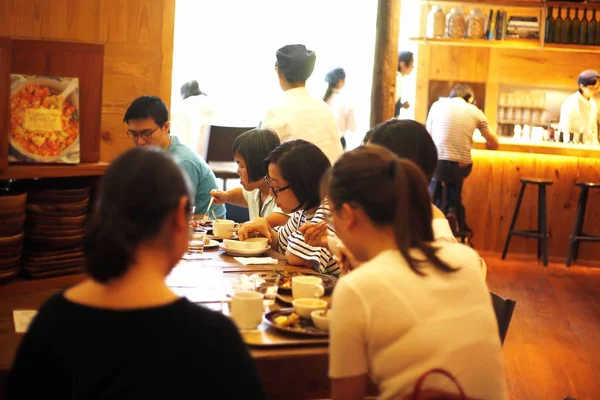 최초로 상하이의 로드에 식당에서 2017 — 스톡 사진
