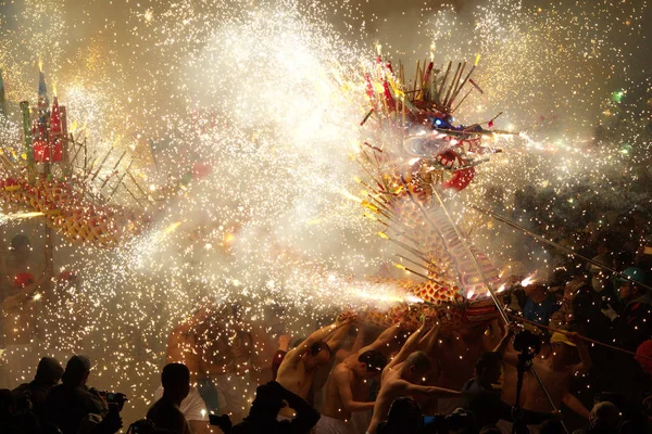 Čínští Baviči Provést Dračí Tanec Jisker Ohňostroje Oslavu Lantern Festival — Stock fotografie