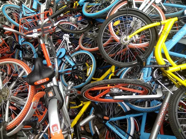 Beschädigte Fahrräder Der Chinesischen Fahrradverleihdienste Mobike Orange Ofo Gelb Und — Stockfoto