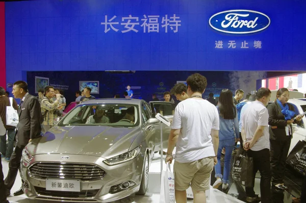 Посетители Толпы Стенды Ford Время Пекинской Международной Автомобильной Выставке Известной — стоковое фото