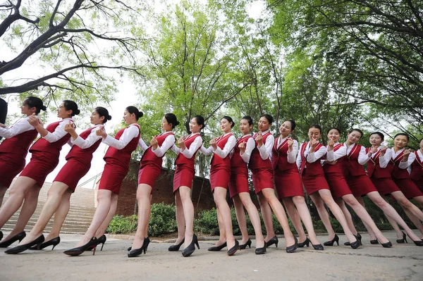 Ženský Absolventi Palubních Průvodčích Kteří Jsou Oblečeni Vzdušných Uniformách Pózují — Stock fotografie