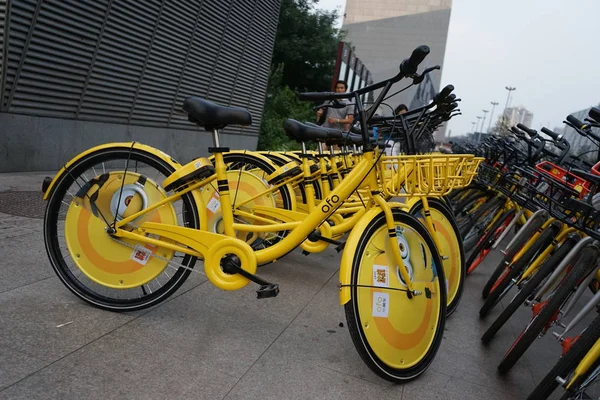 Fahrräder Des Chinesischen Fahrrad Sharing Dienstes Ofo Mit Universellen Kleinen — Stockfoto