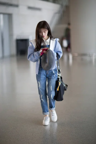 中国女孩团体 Snh48 的歌手 女演员朱景义在上海虹桥国际机场合影 — 图库照片