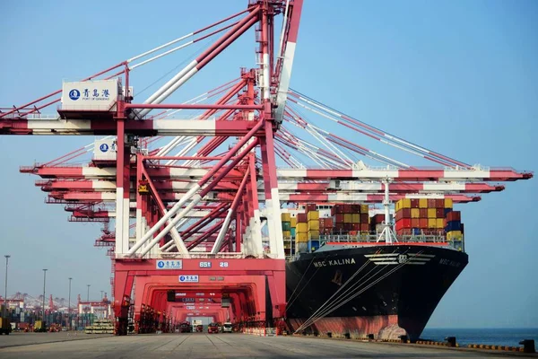Cargo Chargé Conteneurs Expédier Étranger Mouillages Port Qingdao Dans Ville — Photo