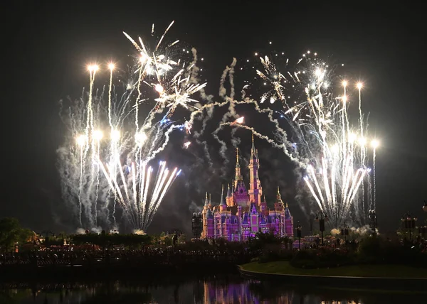 Πυροτεχνήματα Εκρήγνυνται Πάνω Από Κάστρο Της Disney Κατά Την Πρώτη — Φωτογραφία Αρχείου