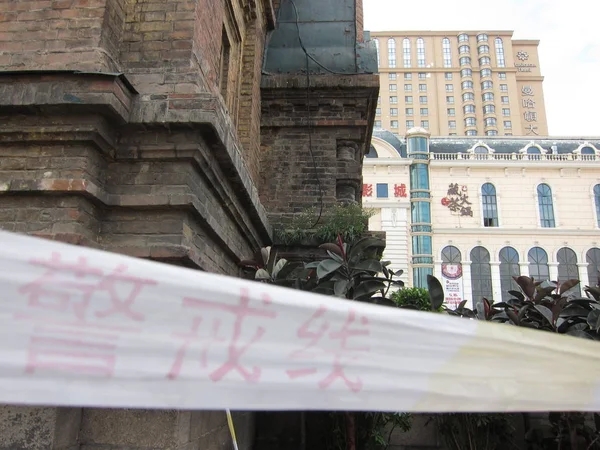 2017년 헤이룽장성 북동부 하얼빈 시에서 관광객들이 낙서에 소피아 대성당이 훼손된 — 스톡 사진