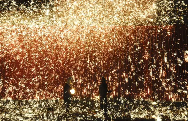 Artistas Rocían Hierro Fundido Contra Una Pared Hormigón Para Crear —  Fotos de Stock