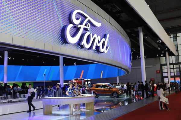 Návštěvníci Jsou Obrázku Stánku Ford Shanghai International Automobile Průmyslu Výstavy — Stock fotografie