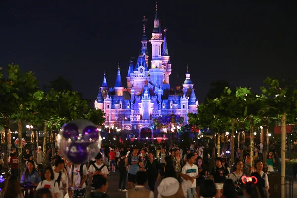 Les Touristes Affluent Shanghai Disneyland Lors Cérémonie Célébration Premier Anniversaire — Photo