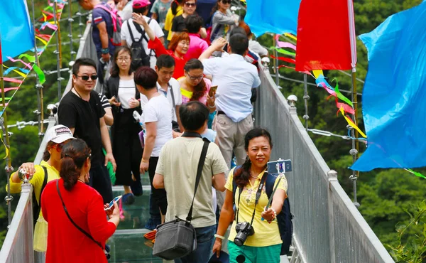 Les Touristes Entassent Pont Verre Dans Zone Pittoresque Tianlongchi Dans — Photo