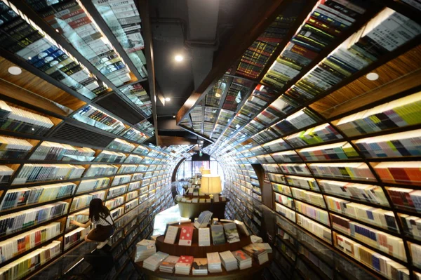 Employé Chinois Expose Des Livres Librairie Zhongshuge Dans Ville Yangzhou — Photo