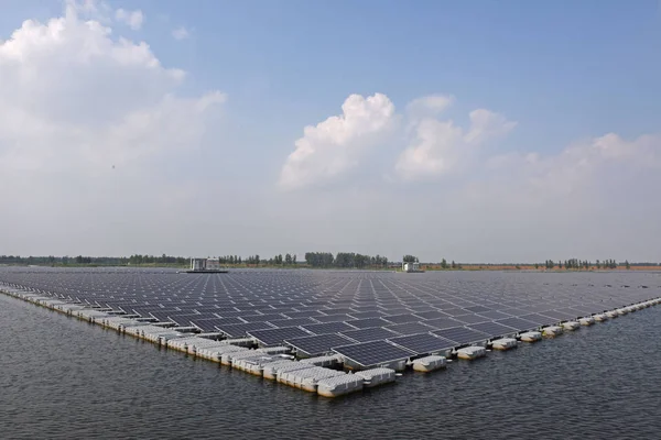 Dünyanın Büyük Yüzen Güneş Enerjisi Fabrikasında Güneş Panelleri Görünümü Huainan — Stok fotoğraf