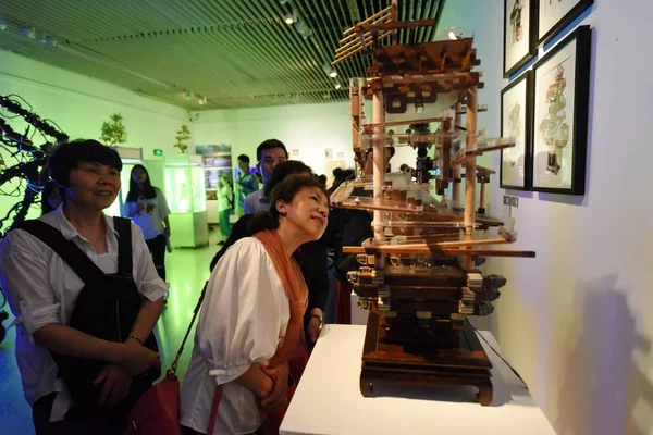 Besucher Betrachten Eine Kreation Während Der Ausstellung Hervorragender Absolventen Der — Stockfoto