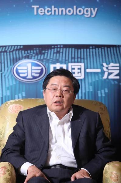 Jianyi Sedan General Manager Kina Faw Group Corporation Talar Intervju — Stockfoto