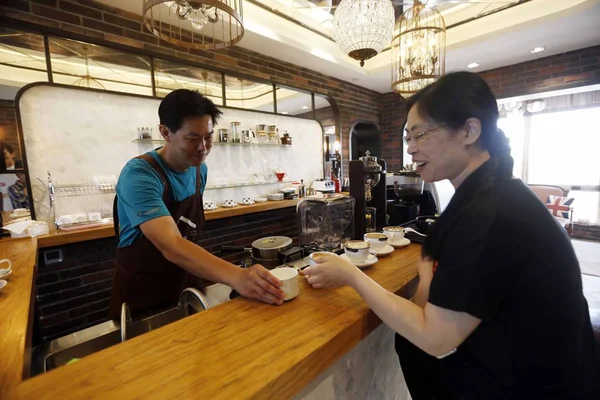 Vendég Iszik Kávét Egy Villa Házban Sanghajban Első Engedélyezett Bed — Stock Fotó