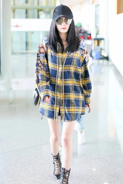 Actrice Chinoise Yang Est Photographiée Aéroport International Pékin Chine Juillet — Photo