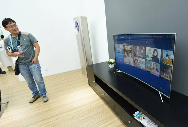 Ein Besucher Betrachtet Einen Gebogenen Fernseher Während Der Internationalen Unterhaltungselektronik — Stockfoto