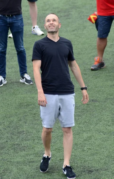 Spansk Fotbollsspelare Andres Iniesta Sparkar Bollen Kommersiella Evenemang Shanghai Kina — Stockfoto