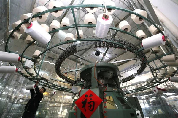 Kinesiska Arbetare Hanterar Produktion Garn Textilfabrik Jimo City Östra Kinas — Stockfoto