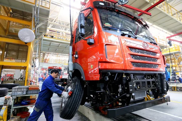 Trabajador Chino Monta Camión Línea Montaje Una Planta Automóviles Ciudad — Foto de Stock