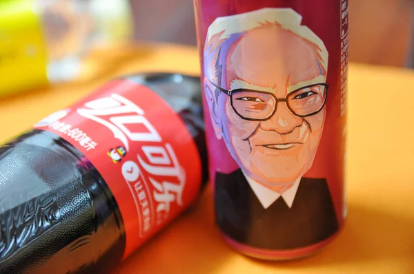 Can Cherry Coca Cola Portrait Warren Buffett Chairman Ceo Berkshire — Stock Photo, Image