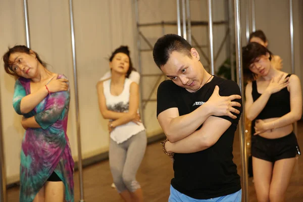 Bei Instrutor Dança Chinês Anos Ensina Seus Alunos Praticar Pole — Fotografia de Stock