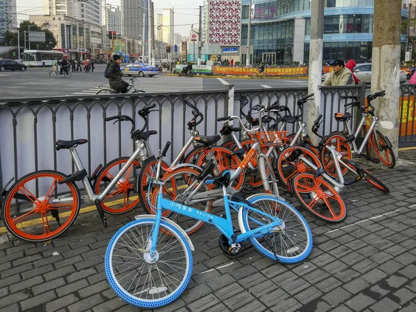 Fahrräder Der Fahrradverleihdienste Mobike Und Xiaoming Danche Stehen Zufällig Auf — Stockfoto