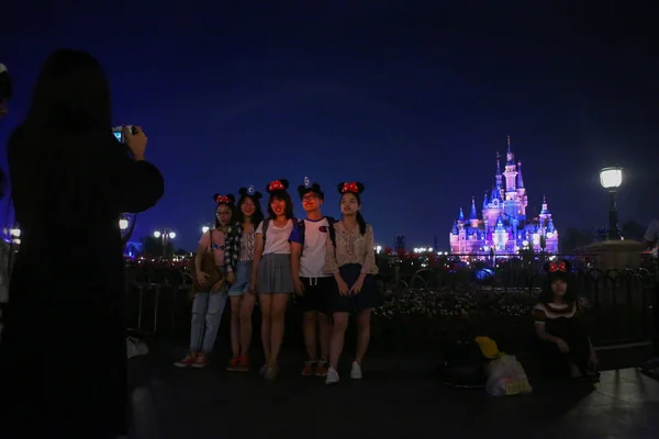 Туристы Фотографируются Диснеевским Замком Время Празднования Первой Годовщины Шанхайском Диснейленде — стоковое фото