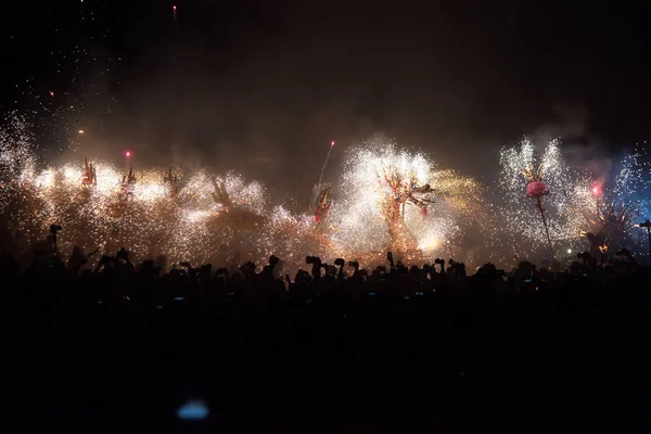 Artistas Chineses Realizam Uma Dança Dragão Faíscas Fogos Artifício Para — Fotografia de Stock