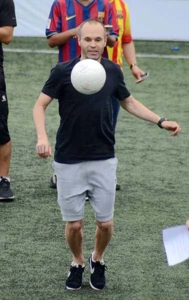 Footballeur Espagnol Andres Iniesta Donne Coup Pied Ballon Lors Événement — Photo