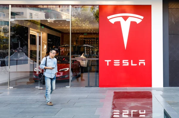 Ein Fußgänger Geht Einem Erlebnisladen Von Tesla Peking China September — Stockfoto