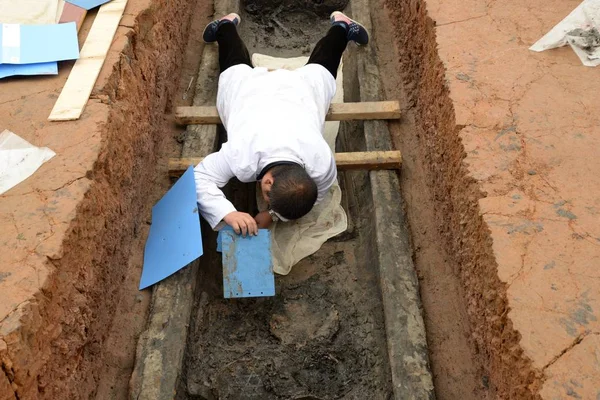 Китайський Археолога Розкопує Один 200 Річна Човен Труни Труна Починаючи — стокове фото