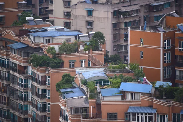 中国南西部の貴州州貴陽市の住宅建築物におけるアパート所有者によって違法に建てられた屋上庭園の眺め2017年6月2日 — ストック写真