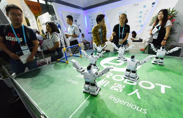 Los Visitantes Ven Robots Bailando Durante Salón Internacional Electrónica Consumo — Foto de Stock