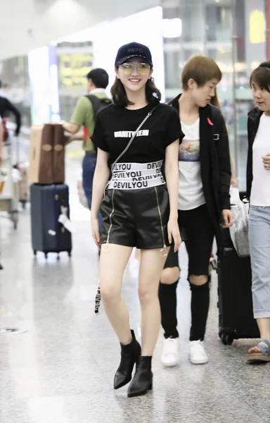 Chinese Actress Jing Tian Center Pictured Guangzhou Baiyun International Airport — Stock Photo, Image