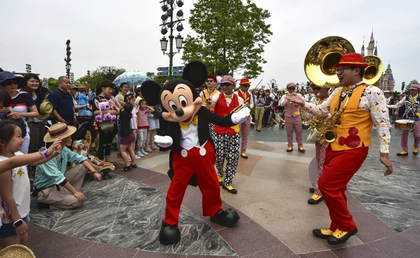 Animador Vestido Con Disfraz Mickey Mouse Presenta Durante Desfile Ceremonia —  Fotos de Stock