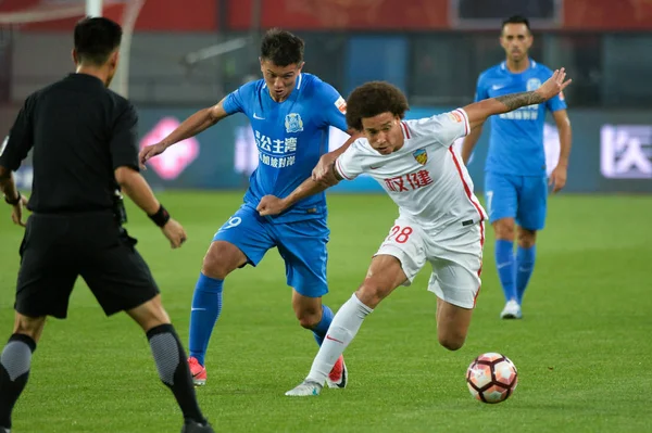 Belgický Fotbalista Axel Witsel Vpravo Tianjin Quanjian Zpochybňuje Hráče Guangzhou — Stock fotografie