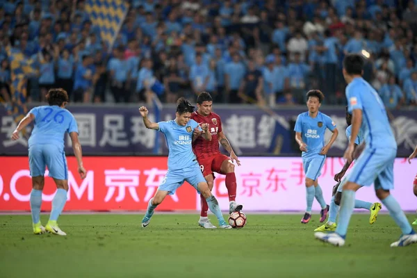 Brasilianska Fotbollsspelare Elkeson Till Höger Shanghai Sipg Utmanar Zhou Yun — Stockfoto