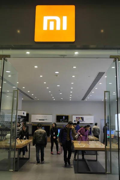 Los Clientes Prueban Teléfonos Inteligentes Una Tienda Xiaomi Ciudad Wuhan —  Fotos de Stock