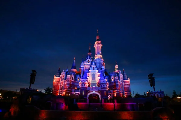 Disney Κάστρο Φωτίζεται Σαγκάη Ντίσνεϊλαντ Κατά Την Πρώτη Επέτειο Εορτασμού — Φωτογραφία Αρχείου