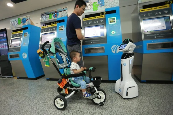 Egy Kínai Gyerek Nézi Intelligens Robot Xiaogui Yinghua Park Station — Stock Fotó